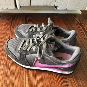 Nike grey and pink tennis/athletic shoes